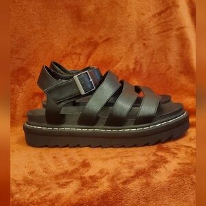 BLACK STRAPPY GLADIATOR-TYPE SANDALS